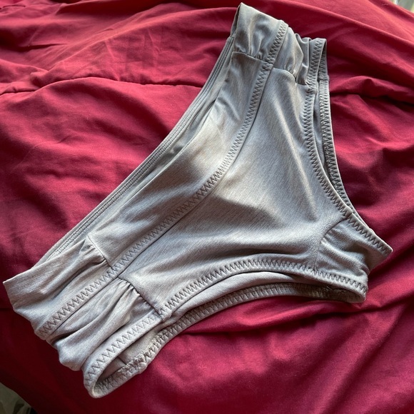 Athleta hipster bikini swim bittom size XS. SCRUNCHY back design and side fish. - Picture 6 of 7